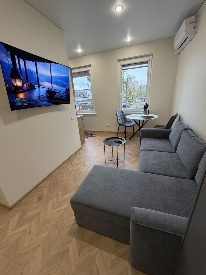 Kambarys po kapitalinio remonto Vilijampolėje: parketlentės eglute, sofa
