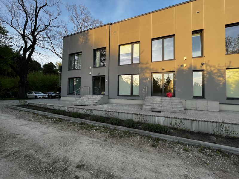 Pastatas po rekonstrukcijos: dviejų aukštų tinkuotas fasadas